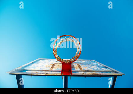 Plexiglas-Straße Basketball Board mit dem Reifen auf Freiplatz gegen blauen sonnigen Himmel als Textfreiraum. Stockfoto