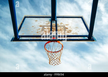 Plexiglas-Street Basketball Board mit dem Reifen auf Freiplatz sonnigen blauen Himmel Stockfoto