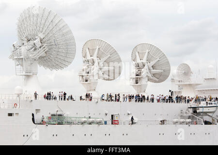 Blick auf die Sat-Anlage auf einem Kreuzfahrtschiff Stockfoto