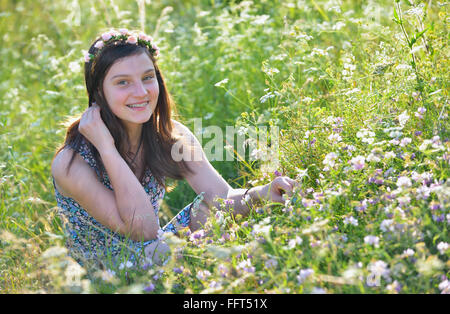 Teen Mädchen in eine Sommerwiese Stockfoto