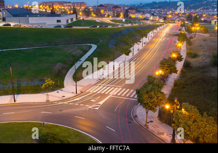 Nacht-Blick auf die Straßen der Stadt Oviedo, Spanien Stockfoto