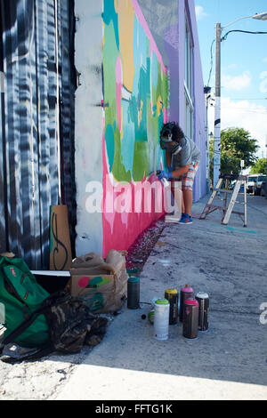 Graffiti-Sprayer in Miami für Art Basel 2014. Im Vordergrund das Spray-Dosen. Stockfoto