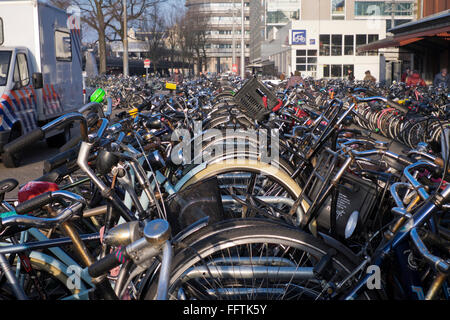 Hunderte von Fahrrädern geparkt in Racks vor dem Bahnhof in Amsterdam im winter Stockfoto