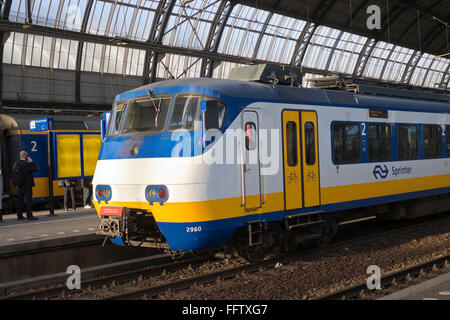 Niederländischer Sprinter Zug in Amsterdam Centraal Bahnhof in den Niederlanden Stockfoto