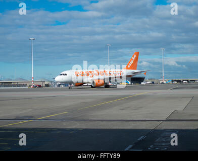 EasyJet Flug Ankunft am Flughafen Schiphol in den Niederlanden Stockfoto