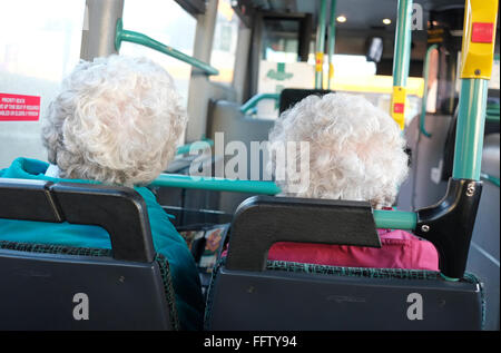 zwei weibliche Rentner fahren mit den öffentlichen Verkehrsmitteln Stockfoto