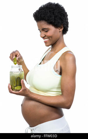 Schwangere Frau Essen Gurken Stockfoto