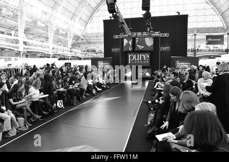 Pure London Show fand im Zeitraum 14.-16. Februar 2016. Die Messe war eine Kombination von Ständen, Laufstegen und eine Stockfoto