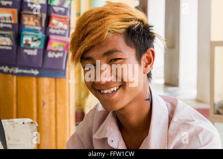 BAGAN, Myanmar -15 März 2015: Birmanen lächelnd jungen Mann mit orangen Haaren. BAGAN. Stockfoto