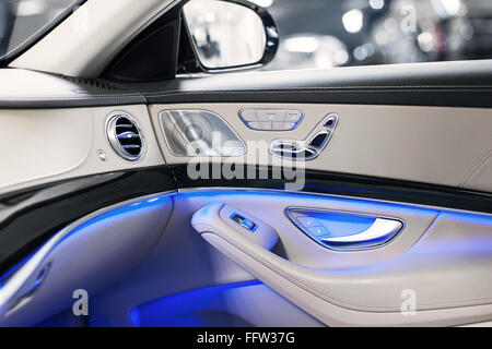 Auto Innenraum Luxus. -Sound-Lautsprecher & Klimasteuerung. Komfortablen modernen Salon. Reinigung und Auto-Service-Details. Stockfoto