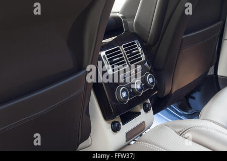 Auto Klima Steuerung innen Luxus. Komfortablen modernen Salon. Reinigung und Auto-Service-Details. Stockfoto