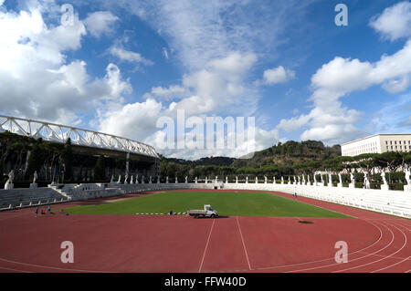 Rom, Italien - 9. Februar 2016: Menschen im Stadio dei Marmi entworfen Stadion die Murmeln in Foro Italico in der 1920 Stockfoto