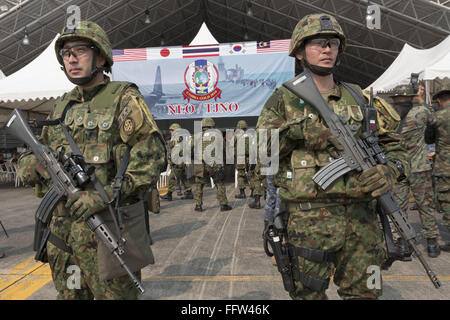 Phla, Rayong, Thailand. 17. Februar 2016. Japanische Soldaten Wache während mock zivilen Evakuierung Credit: Adryel Talamantes/ZUMA Draht/Alamy Live News Stockfoto