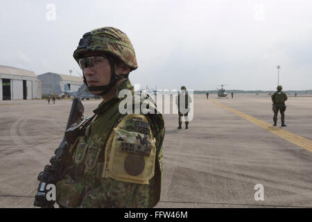 Phla, Rayong, Thailand. 17. Februar 2016. Japanische Soldaten Wache während mock zivilen Evakuierung Credit: Adryel Talamantes/ZUMA Draht/Alamy Live News Stockfoto