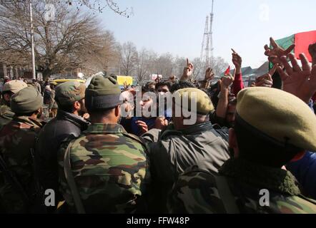 Srinagar, Kaschmir. 17. Februar 2016. Indische Polizei stoppen Unterstützer von Indien kontrollierten Kaschmir Gesetzgeber Ingenieur Rashid während einer Protestaktion in Srinagar, Sommer in der Hauptstadt von Indien kontrollierten Kaschmir, 17. Februar 2016. Rashid zusammen mit seinen Anhängern organisiert Mittwoch eine Demonstration in Srinagar zum protest gegen die Verhaftung des ehemaligen Delhi University Lecturer SAR Geelani und das Durchgreifen von Studenten an der Jawaharlal Nehru University in Neu Delhi. Bildnachweis: Xinhua/Alamy Live-Nachrichten Stockfoto