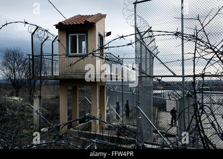 Frontex in Lesbos und Evros - 02.06.2015 - Griechenland / Evros - Flüchtlinge stand im Hof des Fylakio Haftanstalt auf Stockfoto