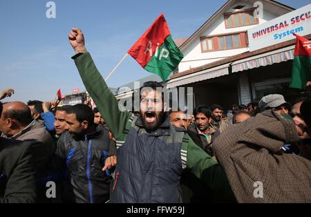 Srinagar, Kaschmir. 17. Februar 2016. Ein Verfechter von Indien kontrollierten Kaschmir Gesetzgeber Ingenieur Rashid ruft Parolen während einer Protestaktion in Srinagar, Sommer in der Hauptstadt von Indien kontrollierten Kaschmir, 17. Februar 2016. Rashid zusammen mit seinen Anhängern organisiert Mittwoch eine Demonstration in Srinagar zum protest gegen die Verhaftung des ehemaligen Delhi University Lecturer SAR Geelani und das Durchgreifen von Studenten an der Jawaharlal Nehru University in Neu Delhi. Bildnachweis: Xinhua/Alamy Live-Nachrichten Stockfoto