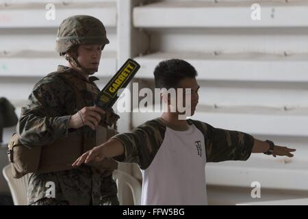 Phla, Rayong, Thailand. 17. Februar 2016. US-Marines suchen Teilnehmer während mock zivilen Evakuierung Credit: Adryel Talamantes/ZUMA Draht/Alamy Live News Stockfoto