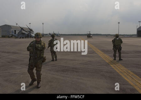 Phla, Rayong, Thailand. 17. Februar 2016. Japanische Soldaten Wache während mock zivilen Evakuierung Credit: Adryel Talamantes/ZUMA Draht/Alamy Live News Stockfoto