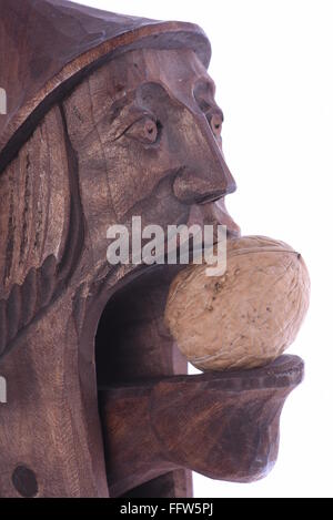 Hölzerne Nussknacker isoliert auf weißem Hintergrund Stockfoto
