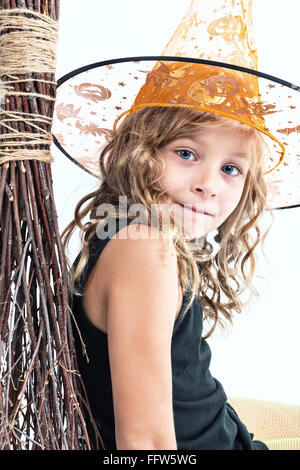Porträt von ein hübsches kleines Mädchen in Hexenkostüm Stockfoto