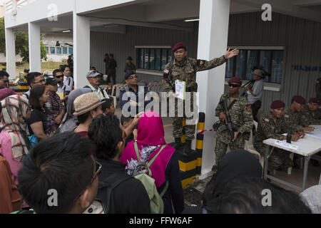 Phla, Rayong, Thailand. 17. Februar 2016. Mitglieder der malaysischen Streitkräfte direkte zivile evakuierten in Mock ausüben Credit: Adryel Talamantes/ZUMA Draht/Alamy Live News Stockfoto