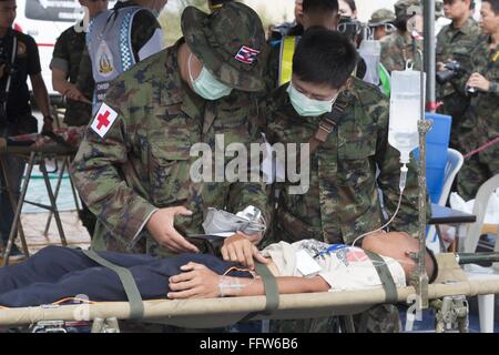 Phla, Rayong, Thailand. 17. Februar 2016. Mitglieder des thailändischen Militärs bewerten eine verletzte Civilain während der Übung Credit: Adryel Talamantes/ZUMA Draht/Alamy Live News Stockfoto