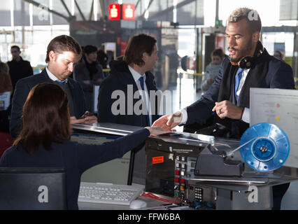 Köln, Deutschland. 17. Februar 2016. Eric Maxim Choupo-Moting vom FC Schalke 04 checkt am Flughafen Köln/Bonn in Köln 17. Februar 2016. Der FC Schalke 04-Team fliegt nach Lemberg, Ukraine für das Europa League-Fußballspiel zwischen FC Shakhtar Donetsk und FC Schalke 04. Foto: FRISO GENTSCH/Dpa/Alamy Live News Stockfoto