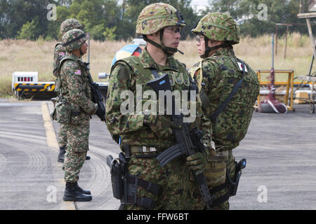 Phla, Rayong, Thailand. 17. Februar 2016. Japanischen und malaysischen Soldaten Wache während mock Civilain Evakuierung Credit: Adryel Talamantes/ZUMA Draht/Alamy Live News Stockfoto