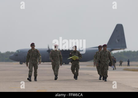 Phla, Rayong, Thailand. 17. Februar 2016. Malaysische Soldaten zu Fuß, auf dem Rollfeld des Flughafen Utapao mit malaysischen Luftwaffe Frachtmaschine hinter ihnen Kredit: Adryel Talamantes/ZUMA Draht/Alamy Live News Stockfoto