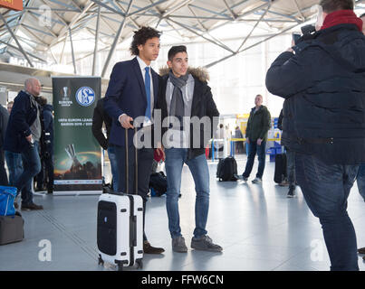 Köln, Deutschland. 17. Februar 2016. Leroy Sané des FC Schalke 04 hat sein Bild genommen mit einem Gebläse am Flughafen Köln/Bonn in Köln 17. Februar 2016. Der FC Schalke 04-Team fliegt nach Lemberg, Ukraine für das Europa League-Fußballspiel zwischen FC Shakhtar Donetsk und FC Schalke 04. Foto: FRISO GENTSCH/Dpa/Alamy Live News Stockfoto