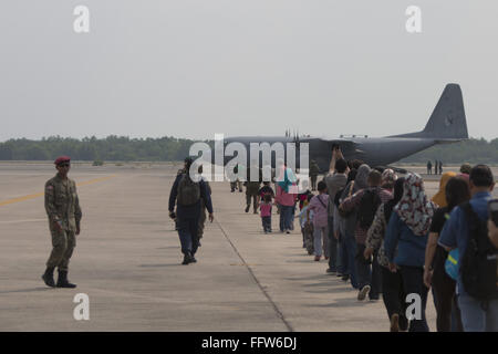 Phla, Rayong, Thailand. 17. Februar 2016. Malaysische Soldaten Escort Zivilisten, eine malaysische Luftwaffe Frachtmaschine bei zivilen Evakuierung üben Credit: Adryel Talamantes/ZUMA Draht/Alamy Live News Stockfoto