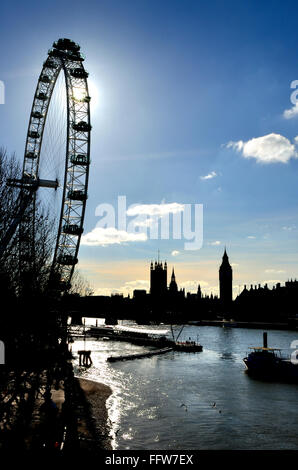 London, England, Vereinigtes Königreich. Themse, London Eye und den Houses of Parliament, gesehen von der Golden Jubilee Bridge (Charing Cross) Stockfoto