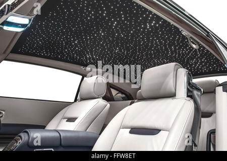 Auto Innenraum Luxus. Beige, bequeme Sitze, Lenkung, Rad, Armaturenbrett,  Klimakontrolle, Tacho, Anzeige, Holz-Dekoration Stockfotografie - Alamy