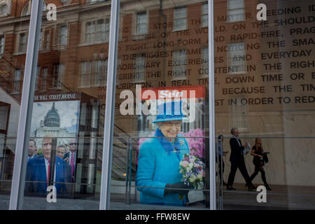 Donald Trump und Queen Elizabeth Aussehen aus dem News-Gebäude im Zentrum von London. Das News-Gebäude ist ein 17-geschossiges Bürogebäude bilden Bestandteil der London Bridge Viertel-Entwicklung. Es beherbergt alle News Großbritanniens London Operationen, einschließlich The Wall Street Journal, Dow Jones, The Times, The Sunday Times, die Sonne und HarperCollins. Es wurde von dem italienischen Architekten Renzo Piano entworfen, die auch The Shard auf der anderen Straßenseite von ihm entworfen, und wurde von Katar, die hinter der London Bridge Quartal Entwicklung finanziert. Stockfoto