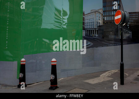 Heutigen No Entry und Verkehr Poller melden Sie interagieren mit dem Hintergrund einer Horten mit einem zukünftigen Bau in der City of London. Stockfoto