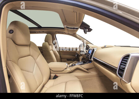 Auto Innenraum Beige Komfortsitze mit Panoramadach. Komfortablen modernen Salon. Reinigung und Auto-Service-Details. Stockfoto