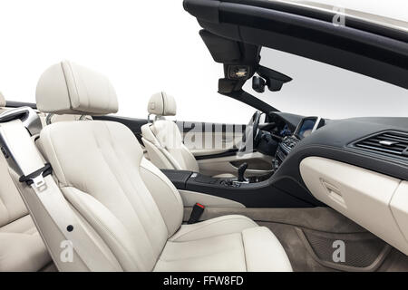 Auto Innenraum weiße Komfortsitze mit schwarzen Armaturenbrett. Komfortable Cabriolet Salon. Reinigung und Auto-Service-Details. Stockfoto