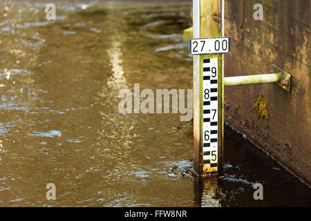 Eine einfache Wasserstand metering System aus einem Lineal auf einem Stick oder Plank, die ins Wasser abgesenkt wird. Stockfoto