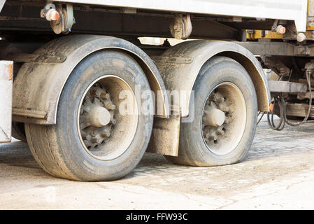 Kallinge, Schweden - 7. Februar 2016: Detail eines LKW Anhänger Reifenpanne. Logo sichtbar. Stockfoto