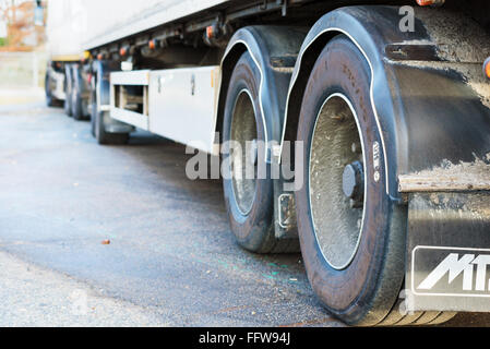 Kallinge, Schweden - 7. Februar 2016: LKW mit Anhänger in perspektivischer Darstellung.  Logo sichtbar. Stockfoto