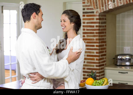 Junges Paar im Bademantel kuscheln miteinander Stockfoto