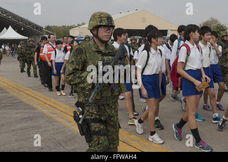 Phla, Rayong, Thailand. 17. Februar 2016. Japanische Soldaten Escort Zivilisten während der Evakuierung üben Credit: Adryel Talamantes/ZUMA Draht/Alamy Live News Stockfoto