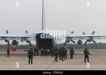 Phla, Rayong, Thailand. 17. Februar 2016. Japanische Soldaten Wache während mock zivilen Evakuierung Credit: Adryel Talamantes/ZUMA Draht/Alamy Live News Stockfoto