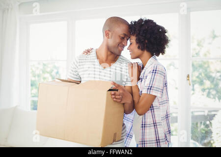 Glückliches Paar-Eröffnung-Boxen Stockfoto