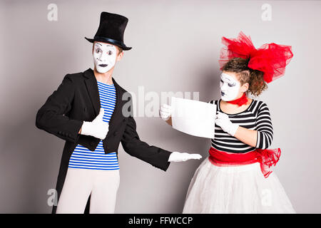 Zwei Pantomimen mit einem Schild für Werbung, April Fools Day Konzept Stockfoto