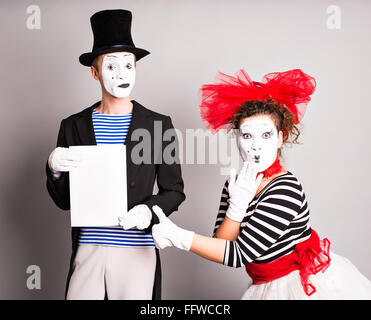 Zwei Pantomimen mit einem Schild für Werbung, April Fools Day Konzept Stockfoto