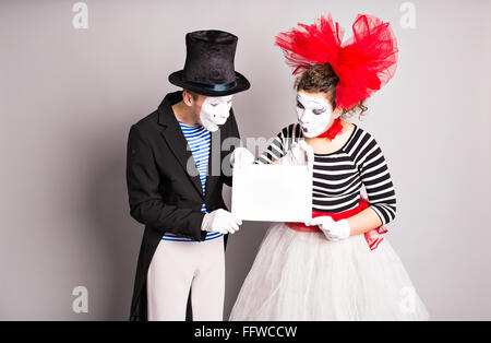 Zwei Pantomimen mit einem Schild für Werbung, April Fools Day Konzept Stockfoto