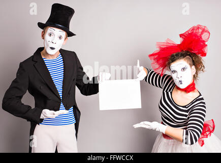 Zwei Pantomimen mit einem Schild für Werbung, April Fools Day Konzept Stockfoto