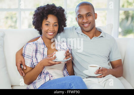 Brautpaar auf dem Sofa, Kaffee trinken Stockfoto